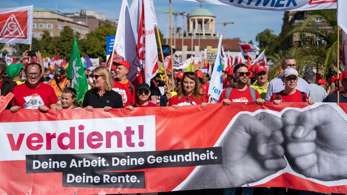 DGB-Aktionstag für den Sozialstaat - Stuttgart: Teilnehmer einer Demonstration des Deutschen Gewerkschaftsbundes (DGB) tragen Plakate und Transparente. Der Deutsche Gewerkschaftsbund (DGB) und seine Mitgliedsgewerkschaften riefen für den 26. September in 15 deutschen Großstädten zu Kundgebungen für einen starken Sozialstaat, sichere Arbeitsplätze, gute Arbeitsbedingungen und den Schutz von Arbeitnehmerrechten auf. (zu dpa: «Massenproteste gegen Sozialabbau»)