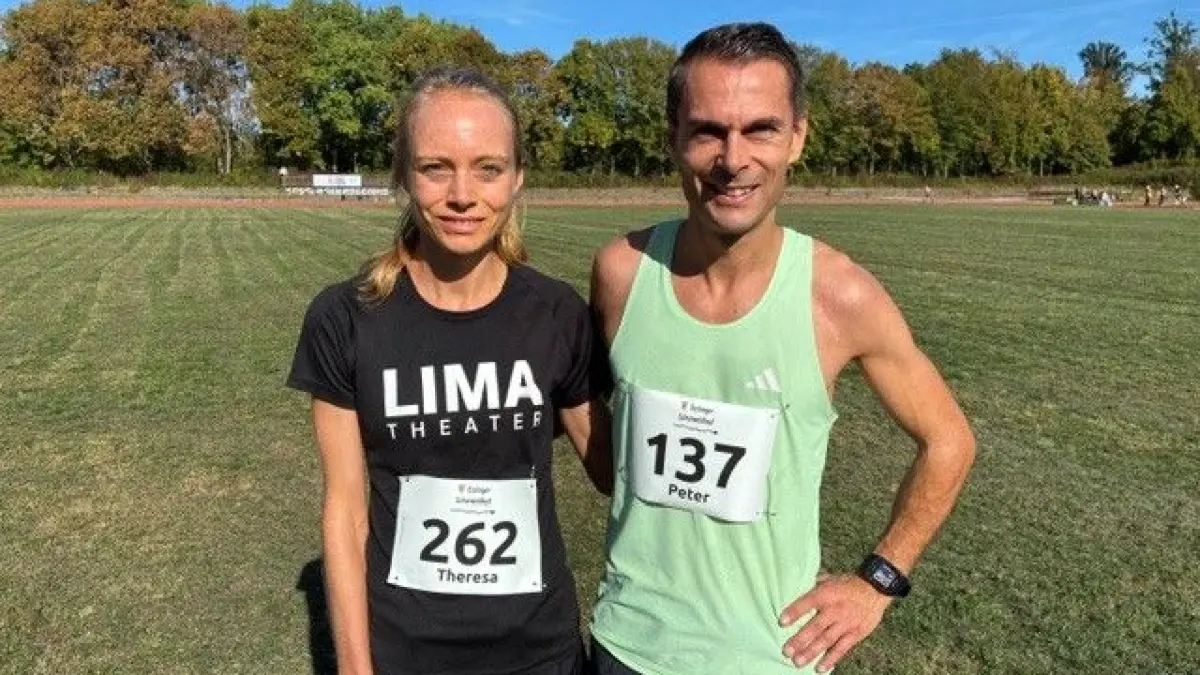 Theresa Weixler und Peter Höhne freuen sich über ihren Sieg beim Schurwaldlauf,