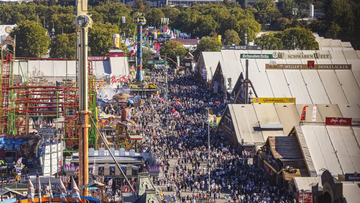 Festbetrieb auf dem Cannstatter Waden. Das Cannstatter Volksfest ist nach Angaben der Veranstalter eines der schönsten u: Festbetrieb auf dem Cannstatter Waden. Das Cannstatter Volksfest ist nach Angaben der Veranstalter eines der schönsten und größten Volksfeste der Welt. Bis zum 11. Oktober werden wieder rund drei Millionen Gäste erwartet. // 27.09.2026, Stuttgart, Baden-Württemberg, Deutschland *** Festivities at the Cannstatter Waden. According to the organizers, the Cannstatter Volksfest is one of the most beautiful and largest folk festivals in the world. Around three million guests are expected again through October 11. September 27, 2026, Stuttgart, Baden-Württemberg, Germany