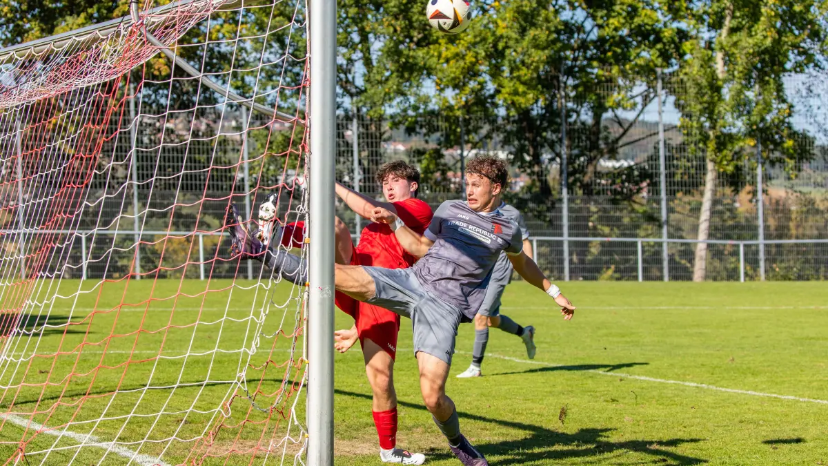 Wernaus Leon Walde (links) will das Tor verhindern, Ruits Jannik Ehrmeier es unbedingt machen.