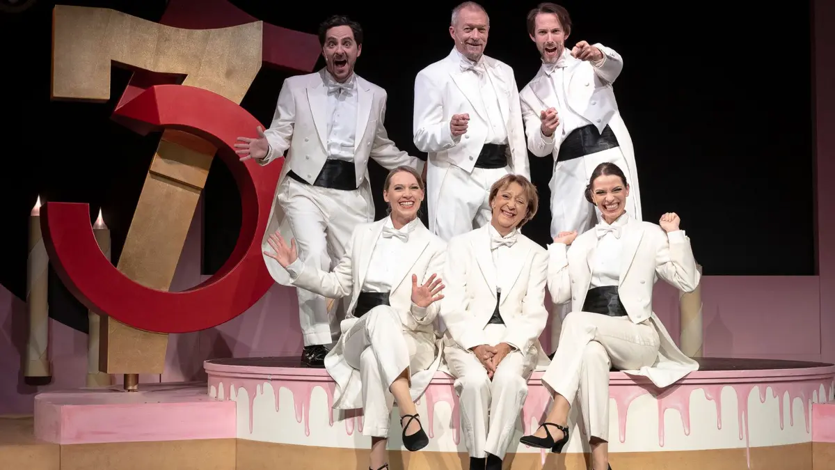 Das Ensemble der Produktion "Der 75. Geburtstag" in der Komödie im Marquardt