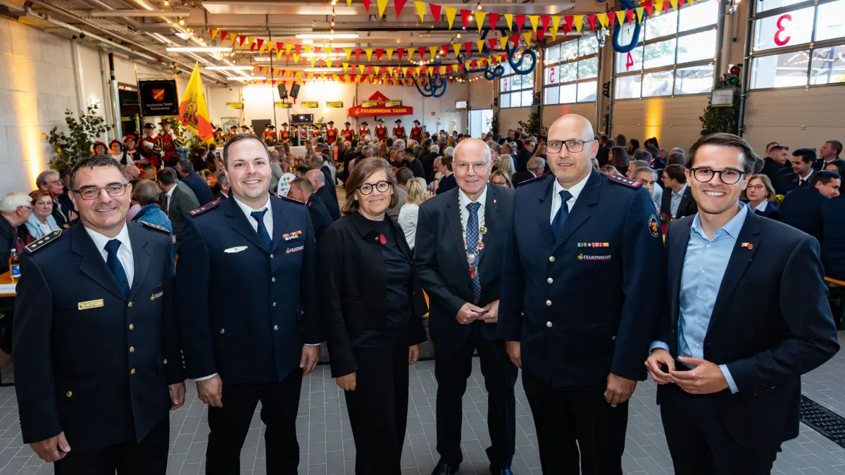 Einweihung des neues Feuerwehrhauses, Tamm, vl: Andy Dorroch, Marc-Andre Meyle, Silke Gericke, BM Bernhard, Sebastian Richter, Lukas Tietze, Foto: Andreas Essig