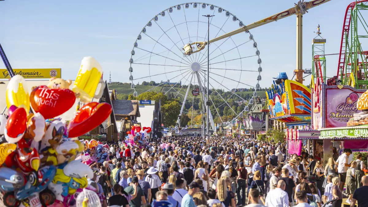 Festbetrieb auf dem Cannstatter Waden. Das Cannstatter Volksfest ist nach Angaben der Veranstalter eines der schönsten u: Festbetrieb auf dem Cannstatter Waden. Das Cannstatter Volksfest ist nach Angaben der Veranstalter eines der schönsten und größten Volksfeste der Welt. Bis zum 11. Oktober werden wieder rund drei Millionen Gäste erwartet. // 27.09.2026, Stuttgart, Baden-Württemberg, Deutschland *** Festivities at the Cannstatter Waden. According to the organizers, the Cannstatter Volksfest is one of the most beautiful and largest folk festivals in the world. Around three million guests are expected again through October 11. September 27, 2026, Stuttgart, Baden-Württemberg, Germany