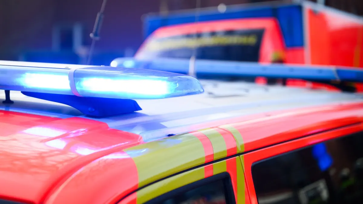Notarzt und Rettungswagen: ARCHIV - 03.02.2025, Niedersachsen, Hannover: Blaulichter leuchten an einer Einsatzstelle auf einem Notarzt Fahrzeug und einem Rettungswagen. (zu dpa: «Reizgas in Einkaufszentrum versprüht – 20 Betroffene») Foto: Julian Stratenschulte/dpa +++ dpa-Bildfunk +++