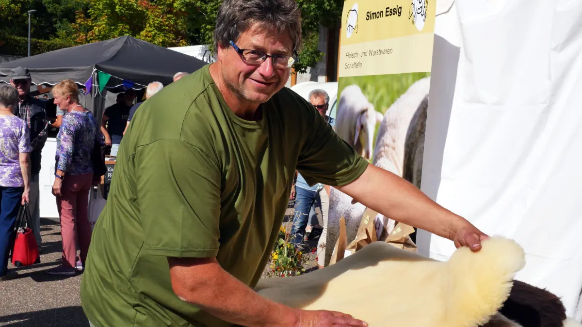 Der Landwirt Simon Essig aus Flacht zeigt an seinem Stand ein Schaffell. Der als „Bauer Simon“ bekannte Erzeuger gehört zu den Ausstellern des Regionalmarkts Heckengäu.