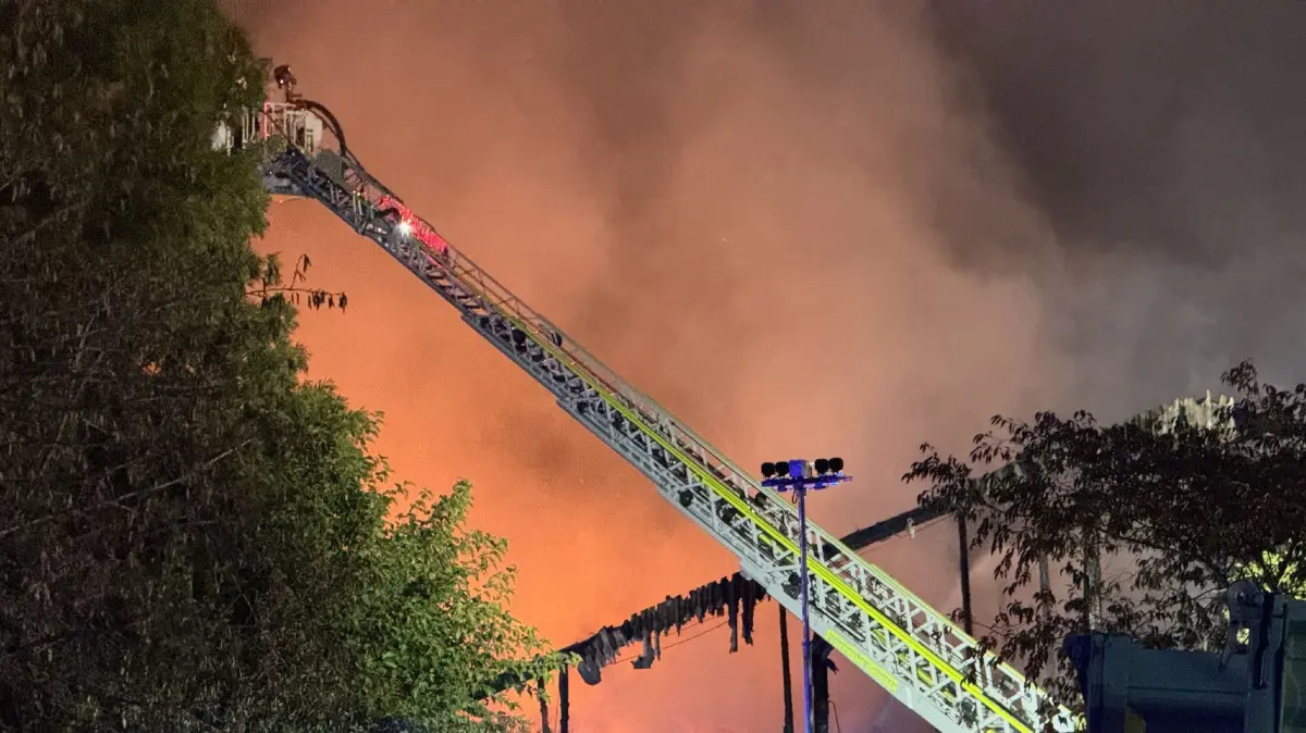 Tuebingen: Reitstall wird Raub der Flammen - ueber 100 Einsatzkraefte bekaempfen Grossbrand :
POL-RT: Grossbrand eines landwirtschaftlichen Anwesens<br />
Reutlingen (ots)<br />
<br />
<br />
Tuebingen (TUe): Brand verursacht Millionenschaden<br />
<br />
Am Samstagabend ist es zu einem Grossbrand mit hohem Sachschaden auf einem landwirtschaftlichen Anwesen im Ortsteil Pfrondorf gekommen. Gegen 21.45 Uhr rueckten Feuerwehr, Rettungsdienst und die Polizei zu einem Grossbrand in die Strasse Liemorgen aus. Dort geriet nach dem derzeitigen Kenntnisstand aus unbekannter Ursache zunaechst ein Schuppen auf einem Hof in Vollbrand, der sich anschliessend auf weitere auf dem Gelaende befindliche Gebaeude ausbreitete. Die zehn Hofbewohner konnten sich selbstaendig und unverletzt aus dem Wohnhaus begeben und auch die insgesamt 47 untergebrachten Pferde aus den Stallungen retten. Insgesamt war die Feuerwehr mit 151 Einsatzkraeften, 28 Fahrzeugen und drei Abrollcontainern vor Ort und vermeldete gegen 23.50 Uhr, dass der Brand unter Kontrolle war. Die 28 Einsatzkraefte des Rettungsdienstes mussten gluecklicherweise keine Verletzten versorgen. Mit Hilfe des THW werden derzeit noch drei Gebaeude auf dem Hof zur weiteren Brandbekaempfung abgetragen. Dieser Vorgang duerfte sich noch bis in die Morgenstunden hinziehen. Das Wohnhaus erlitt zwar ebenfalls Brandbeschaedigungen, eine Zerstoerung konnte aber von der Feuerwehr verhindert werden. Eine Unterbringung der Bewohner ist bei Bekannten gewaehrleistet, die Tiere kommen auf Nachbarhoefen unter. Eine abschliessende Schadensaufnahme ist nicht moeglich, er duerfte sich aber im Bereich eines niedrigen, einstelligen Millionenbetrages befinden.is Sonntag andauern.