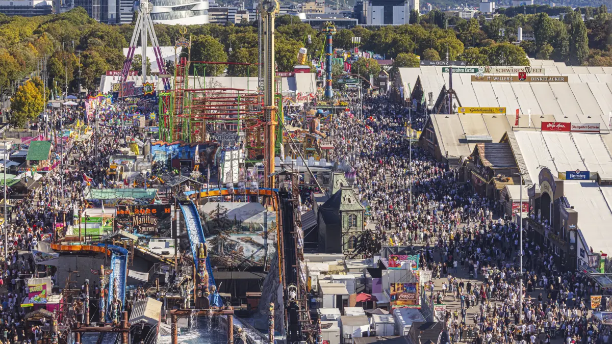 Festbetrieb auf dem Cannstatter Waden. Das Cannstatter Volksfest ist nach Angaben der Veranstalter eines der schönsten u: Festbetrieb auf dem Cannstatter Waden. Das Cannstatter Volksfest ist nach Angaben der Veranstalter eines der schönsten und größten Volksfeste der Welt. Bis zum 11. Oktober werden wieder rund drei Millionen Gäste erwartet. // 27.09.2026, Stuttgart, Baden-Württemberg, Deutschland *** Festivities at the Cannstatter Waden. According to the organizers, the Cannstatter Volksfest is one of the most beautiful and largest folk festivals in the world. Around three million guests are expected again through October 11. September 27, 2026, Stuttgart, Baden-Württemberg, Germany