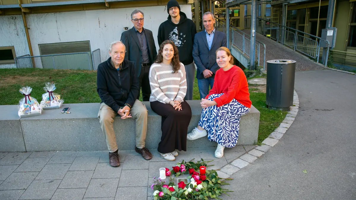 foto: Roberto Bulgrin
25. 09. 2026
Esslingen, neuer Stolperstein vor dem Schelztor Gymnasium
vl: Reinhold Riedel (Verein Denk-Zeichen), Harald Haury (Stadtarchiv Esslingen), Carolina Schnaible (ehemalige Schülerin), Cedric Müllner (Verein Denk-Zeichen), Joerg Leihenseder (Schulleiter), Nicole Trettel (Geschichtslehrerin und Projektleitung)