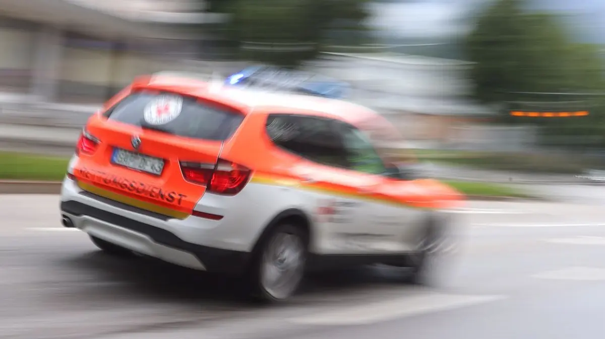 Notarzt: Ein Notarzt des Rettungsdienstes fährt durch die Innenstadt (Unschärfe durch Langzeitbelichtung). (zu dpa: «Fünf Kinder bei Auffahrunfall an roter Ampel verletzt»)