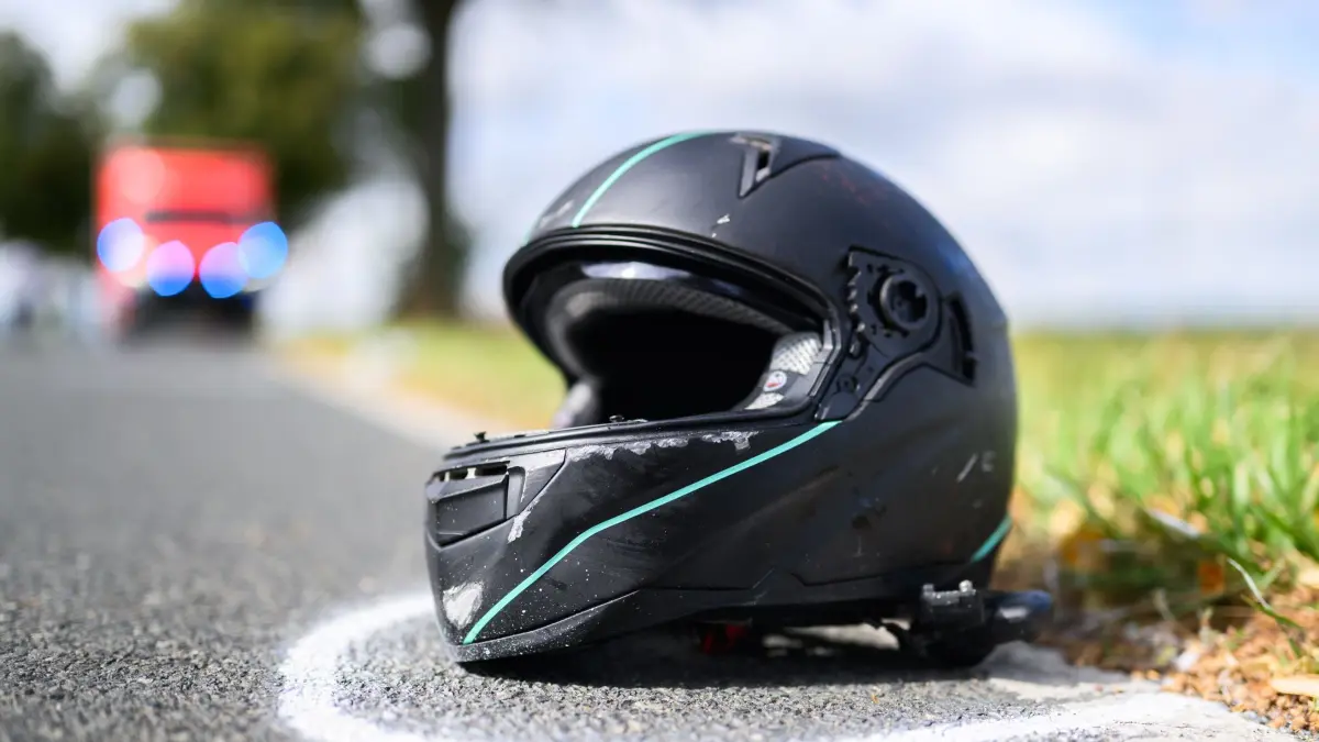Motorrad und Auto stoßen zusammen: ARCHIV - 03.09.2025, Niedersachsen, Schulenburg: Der Helm eines Motorradfahrers liegt nach einem Unfall auf der Straße. (zu dpa: «20-jährige Motorradfahrerin stirbt bei Zusammenstoß») Foto: Julian Stratenschulte/dpa +++ dpa-Bildfunk +++