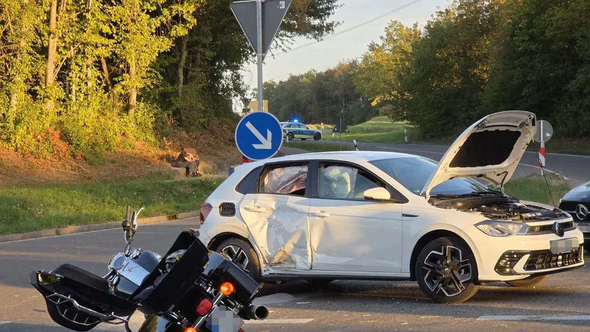Holzgerlingen: aMotorrad contra PKW - Motorradfahrerin und Sozius schwer verletzt :
Zwei schwer verletzte Personen und ein Sachschaden von rund 40.000 Euro sind das Resultat eines Verkehrsunfalls, welcher sich am fruehen Samstag-Abend (26.09.2026) gegen 17:30 Uhr auf der K1074 zwischen Holzgerlingen und Schoenaich ereignete. Im Einmuendungsbereich zur K1048 nach Breitenstein uebersah die 18-jaehrige Fahrzeuglenkerin eines VW Polo mutmasslich aufgrund der tiefstehenden Sonne beim Abbiegen ein herannahendes Kraftrad und kollidierte mit diesem. Sowohl der 70-jaehrige Fahrer der Harley-Davidson als auch seine 57-jaehrige Sozia wurden abgeworfen und durch den Zusammenstoss schwer verletzt. Beide wurden im Anschluss in umliegende Krankenhaeuser gebracht. Die beiden beteiligten Fahrzeuge waren nicht mehr fahrbereit und mussten abgeschleppt werden. Neben der Feuerwehr und dem Rettungsdienst befand sich auch ein Rettungshubschrauber im Einsatz. Fuer die Unfallaufnahme und verkehrsregelnde Massnahmen waren ebenfalls mehrere Streifenwagen im Einsatz. Die Strasse wurde nach etwa drei Stunden wieder fuer den Verkehr freigegeben.