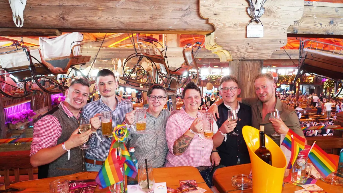 Regenbogenalm: Stuttgart Cannstatter Volksfest Almhuette Royal heute Regenbogenalm Party mit guter Stimmung. Und die Regenbogen Fahne darf auch nicht fehlen. Foto Andreas Rosar Fotoagentur-Stuttgart 27.09.2026