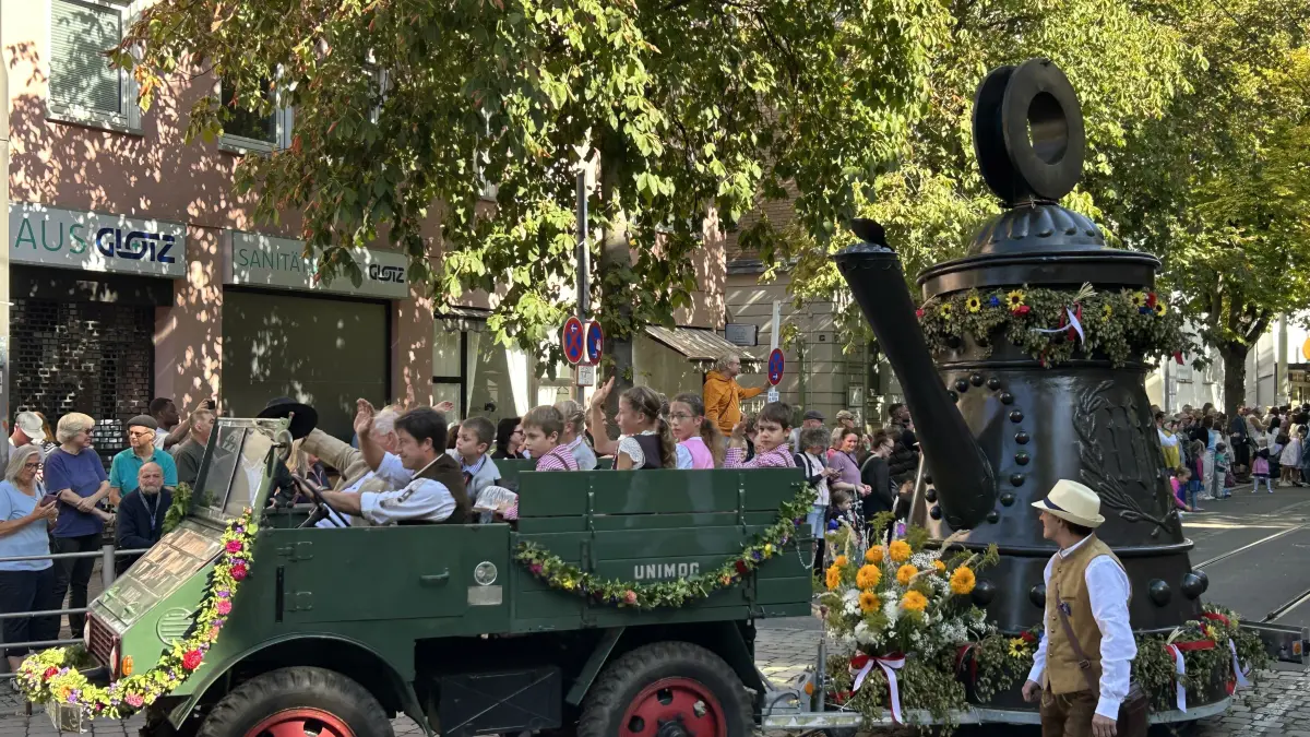 Der Volksfestumzug ist gestartet