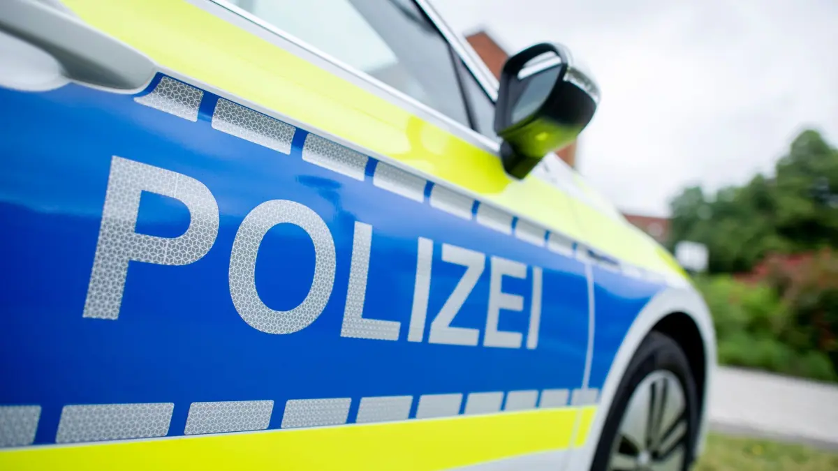 Polizei: ARCHIV - 11.06.2020, Niedersachsen, Nienburg: Ein Einsatzfahrzeug der Polizei. (zu dpa: «Gesundheitliches Problem? Autofahrerin verletzt sich schwer») Foto: Hauke-Christian Dittrich/dpa +++ dpa-Bildfunk +++