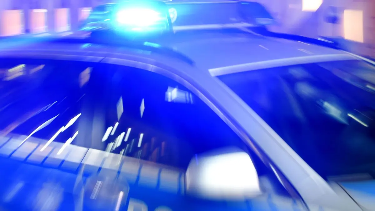 Polizeistreife: Ein Streifenwagen der Polizei steht mit eingeschaltetem Blaulicht auf der Straße. (zu dpa: «Angriff auf schwules Paar in Berlin – Polizei sucht Täter»)