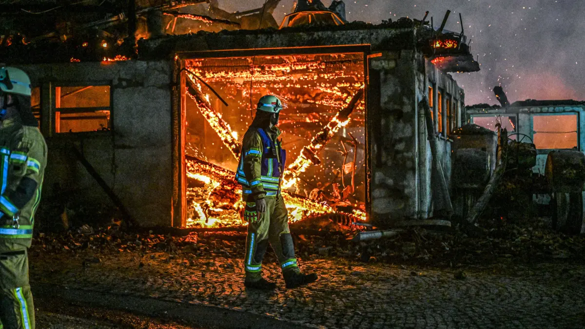 Einsatzkräfte bekämpfen in der Nacht auf Montag einen Großbrand in Gutach.