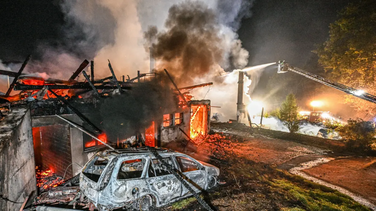 Einsatzkräfte bekämpfen in der Nacht auf Montag einen Brand eines Bauernhauses in Gutach (Schwarzwaldbahn) im Ortenaukreis. +++ dpa-Bildfunk +++