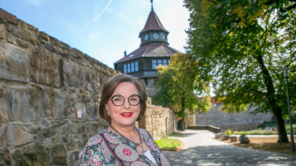 foto: Roberto Bulgrin
28. 09. 2026
Esslingen, Petra Helmke vor dem Dicken Turm