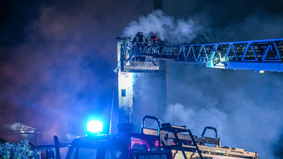 Einsatzkräfte bekämpfen in der Nacht auf Montag einen Großbrand in Gutach.