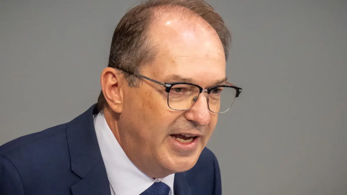 Alexander Dobrindt: Alexander Dobrindt (CSU), Bundesinnenminister, spricht im Bundestag bei den Beratungen zum Bundeshaushalt 2027. (zu dpa: «Streit über Antisemitismusvorwurf: Linke zeigt Dobrindt an»)