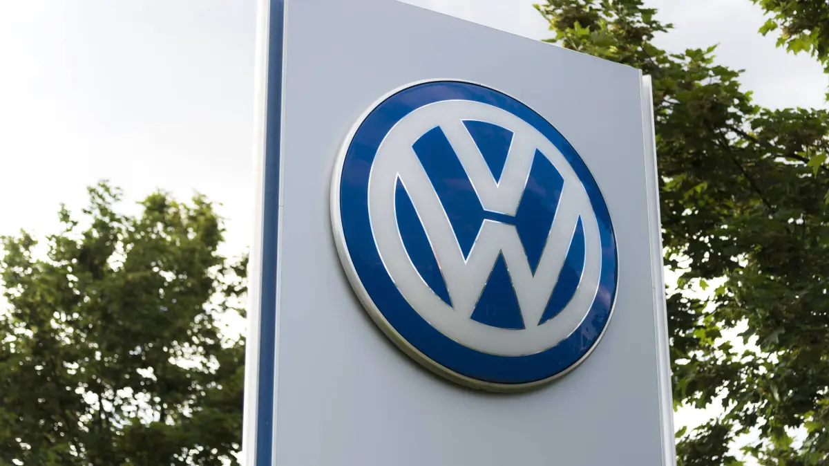VW-Logo am Volkswagen Zentrum Nürnberg-Marienberg. Nürnberg, 18.06.2018 *** VW logo at the Volkswagen Center Nuremberg Marienberg Nuremberg 18 06 2018 Foto:xDwixAnoraganingrumx/xFuturexImage