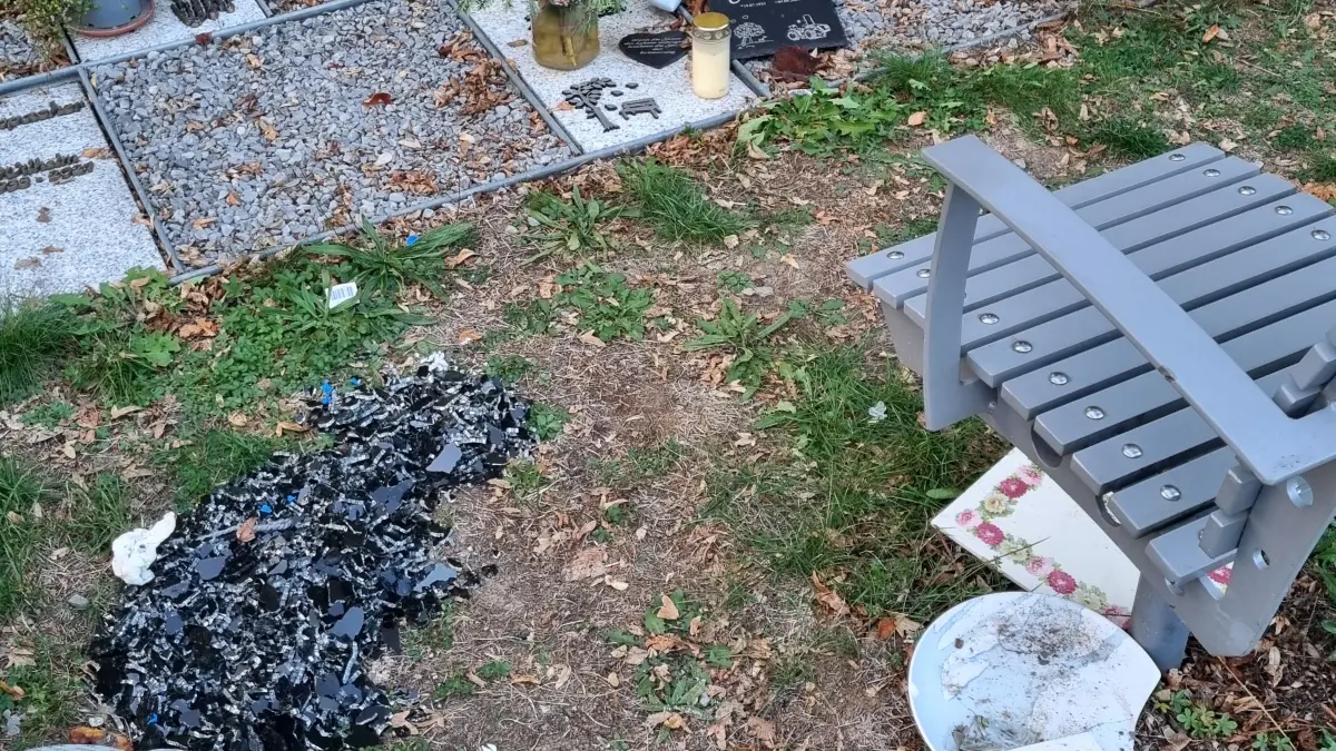 Wilder Müll neben den Urnengräbern in Zell