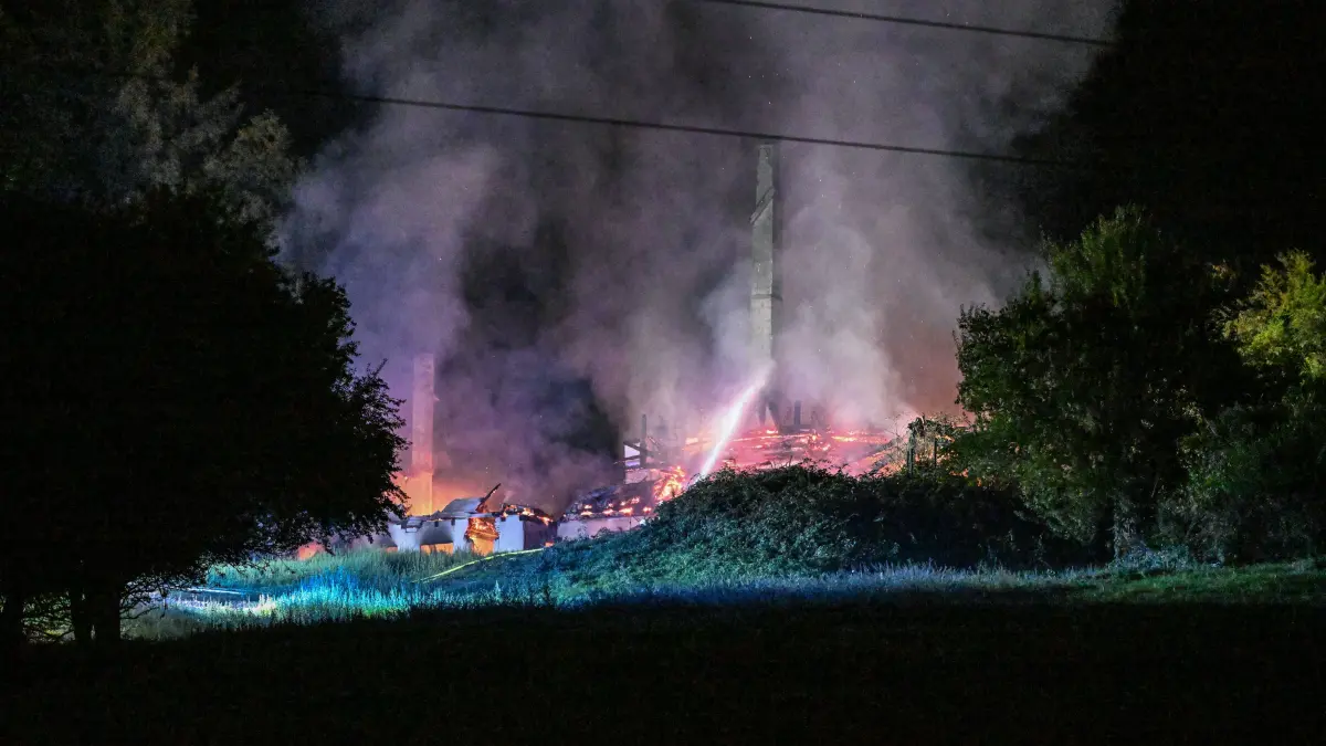 Einsatzkräfte bekämpfen in der Nacht auf Montag einen Großbrand in Gutach.