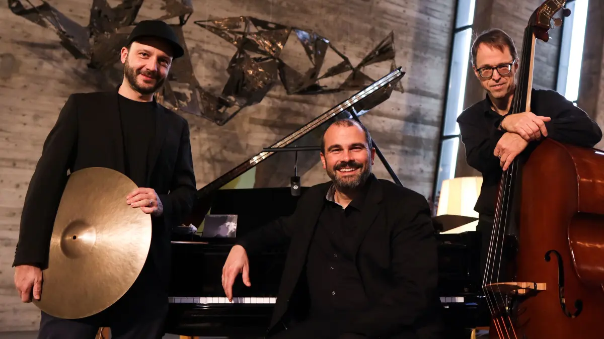 Mit Flow in den Feiertag: Der "jazzende Pfarrer" Dennis Müller (Mitte) spielt mit Mario Steinheil (rechts) und Jan-Philipp Wiesmann am Dreitag, 2. Oktober, 20 Uhr, im Herrenhaus der Weissacher Wehrkirche.
