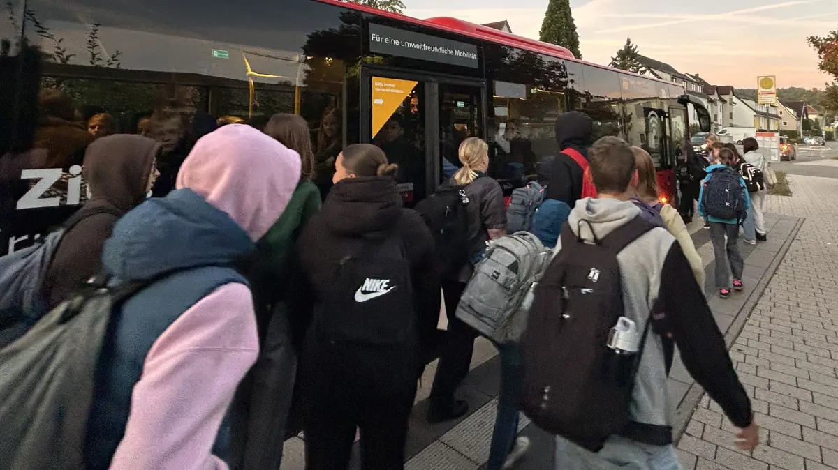 Großer Andrang an der Bushaltestelle Kreuzstraße. Nur wer vorne dran ist, schafft es noch in den Bus.