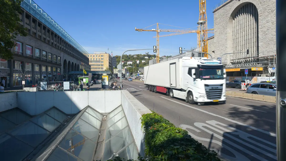 Arnulf Klett Platz, HBH: Stuttgart, Der Arnulf-Klett-Platz soll autofrei werden - und tatsächlich ein echter Platz. Die Stadt startet nun einen Gestaltungswettbewerb
