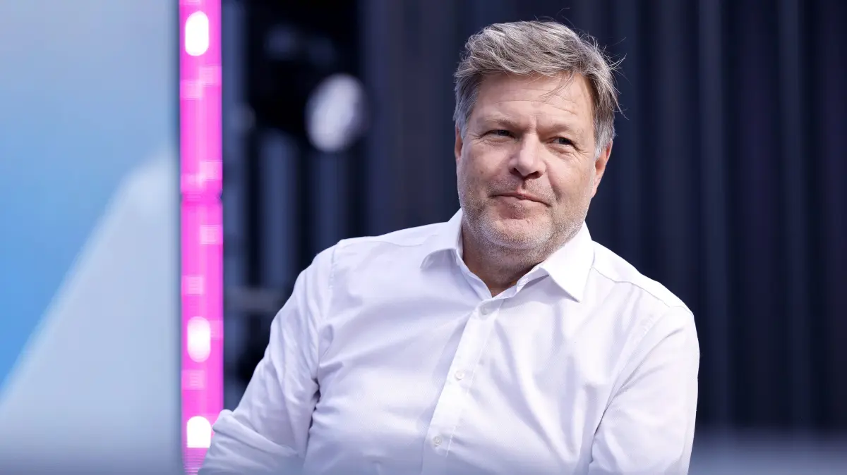 Politiker Robert Habeck Grüne, ehemaliger Wirtschaftsminister der Bundesrepublik Deutschland, spricht auf der Digital X 2026 der Deutsche Telekom im Kölner Rheinauhafen. Die DIGITAL X ist Europas führende branchenübergreifende Digitalisierungsinitiative. Köln, 08.09.2026 NRW Deutschland *** Politician Robert Habeck of the Green Party, former Minister for Economic Affairs of the Federal Republic of Germany, speaks at Deutsche Telekoms DIGITAL X 2026 event at Colognes Rheinauhafen. DIGITAL X is Europes leading cross-industry digitalization initiative. Cologne, September 8, 2026, North Rhine-Westphalia, Germany Copyright: xChristophxHardtx