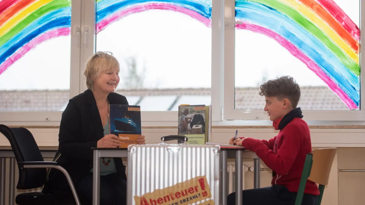 Autorin Maja Nielsen liest aus ihrem Buch über die Titanic an der Grundschule Hülsdonk in Moers. *** NUR FÜR REDAKTIONELLE ZWECKE *** EDITORIAL USE ONLY ***Kinderreporter Noah interviewt Autorin Maja Nielsen am Freitag, den 17. Dezember 2021 in Moers Hülsdonk. Kinderreporter Noah interviewt Autorin Maja Nielsen für Kinderseite und Kinderzeitung. Nielsen liest auch aus Ihrem Buch über die Titanic für die vierten Klassen der Schule. Deutschland NRW Moers Copyright: TanjaxPickartz *** Author Maja Nielsen reads from their Book via the Titanic to the Primary school Hülsdonk in Moers *** ONLY FOR EDITORIAL PURPOSE *** EDITORIAL USE ONLY *** P Children\u0026 39;s Reporter Noah interviewed Author Maja Nielsen on Friday, the 17 Decem Copyright: TanjaxPickartz doc7ivn6kl9kmtr0tlh9sw EDITORIAL USE ONLY