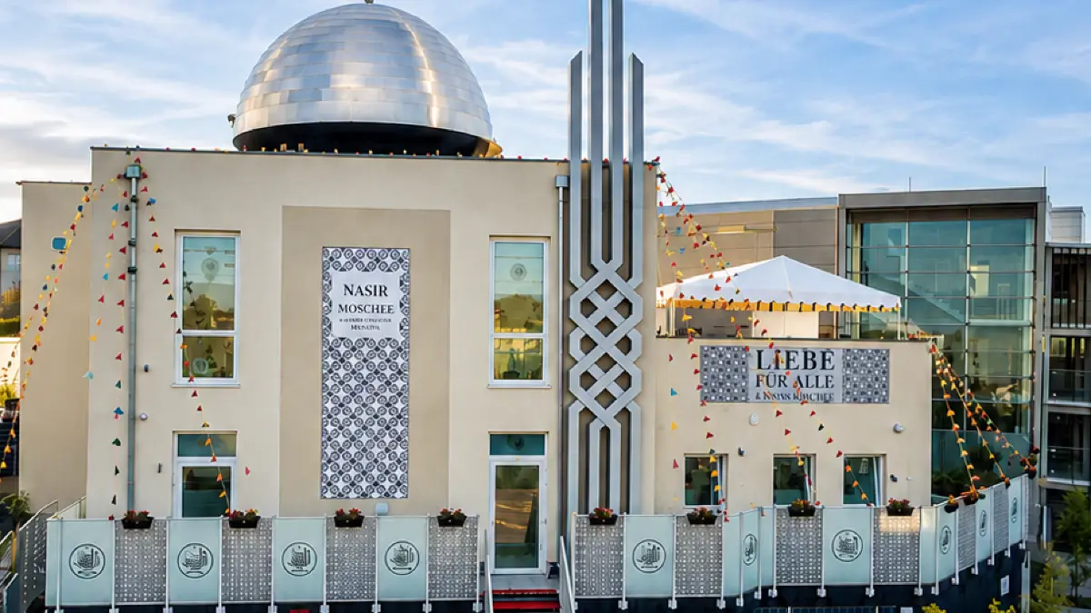 Die Moschee im Inneren Weidach neben dem Bahn-Parkhus (rechts).