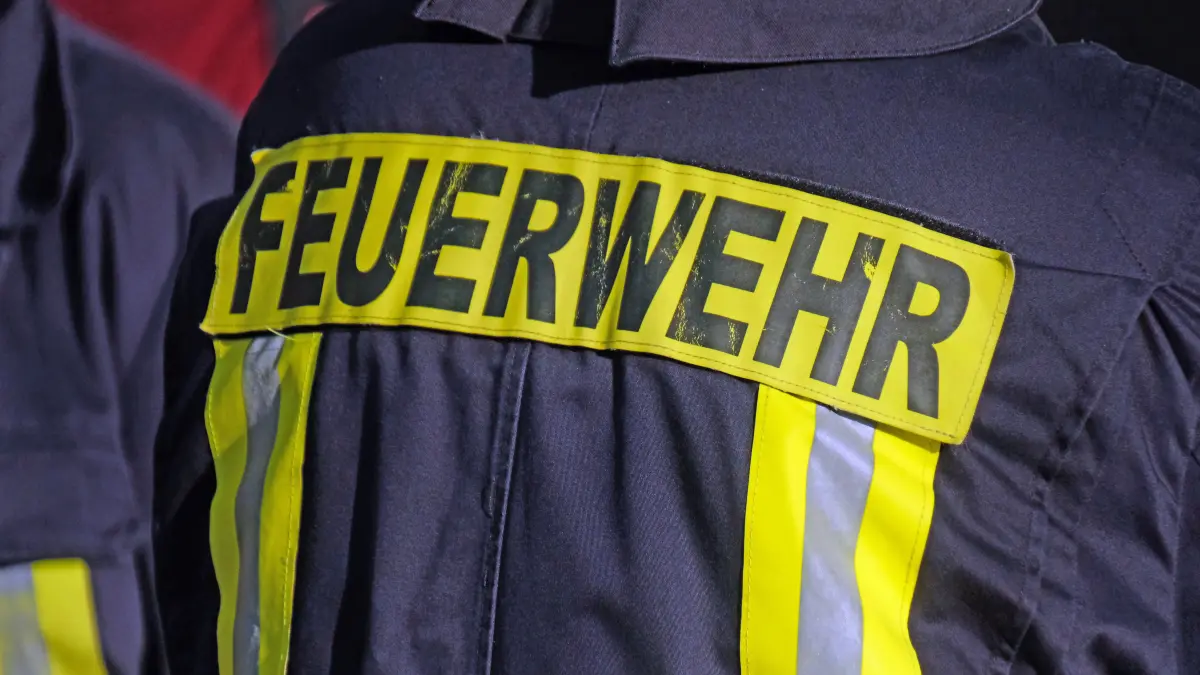 Feuerwehr-Blaulicht Feuerwehr in verschiedenen Bildern und Aktionen in Deutschland Feuerwehr-Blaulicht Feuerwehr in Deutschland *** Fire Department: Blue LightsFire Department in Various Photos and Operations in Germany Fire Department: Blue LightsFire Department in Germany