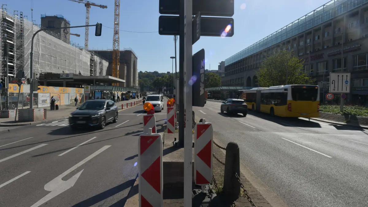 Arnulf Klett Platz, HBH: Stuttgart, Der Arnulf-Klett-Platz soll autofrei werden - und tatsächlich ein echter Platz. Die Stadt startet nun einen Gestaltungswettbewerb