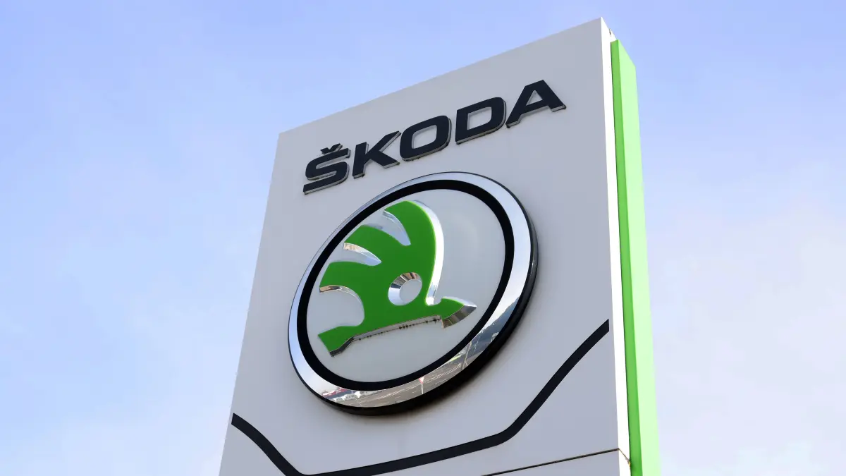 10.10.2023, Deutschland, NRW, Autohersteller, Automarken, Autos, Sicherheit, Rückrufaktion für 50000 SKODA Fahrzeuge, weil der Beifahrerairbag bei einer Auslösung reissen kann, Takata Airbags, Rückruf, Kraftfahrtbundesamt, Produktionsfehler, Sicherheitsrisiko, Airbag, Firmenlogo Skoda, Logo NRW Deutschland *** 10 10 2023, Germany, NRW, car manufacturers, car brands, cars, safety, recall for 50000 SKODA vehicles because the passenger airbag can rupture if deployed, Takata airbags, recall, Federal Motor Transport Authority, production defect, safety risk, airbag, company logo Skoda, logo NRW Germany Copyright: xD.xKerlekin/SnowfieldxPhotographyx SF101023SkodaD1