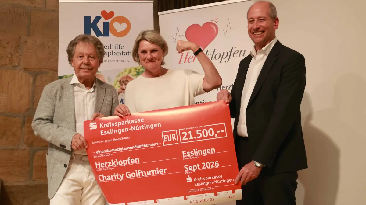 Wolfgang Haußmann (Herzklopfen) und Sabine Krapf (KIO) bei der symbolischen Scheckübergabe mit Tillman Dahme, Chefarzt der Kardiologischen Klinik im Klinikum Esslingen.