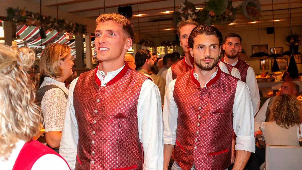 Fußball VfB Stuttgart Wasen besuch: BAU // 28.09.2026, Deutschland, Stuttgart, Fußball Bundesliga,
VfB Stuttgart auf dem Cannstatter Volksfest, Wasen, Grischa Prömel