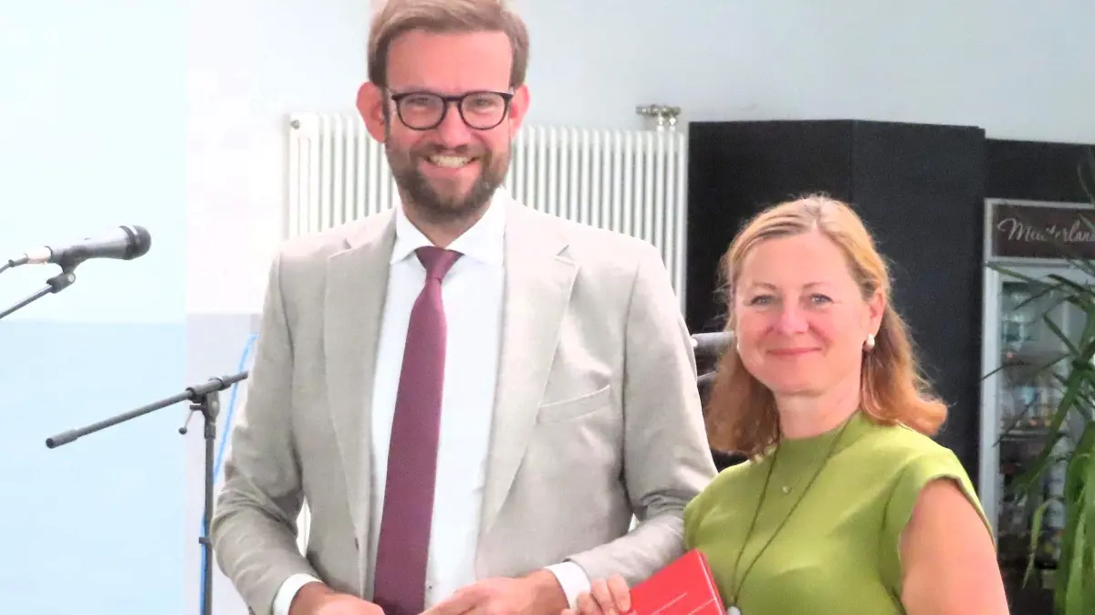 Susanne Bergler, die neue Schulleiterin des Rechberg-Gymnasiums, mit dem Donzdorfer Bürgermeister Bernd Schwartz.