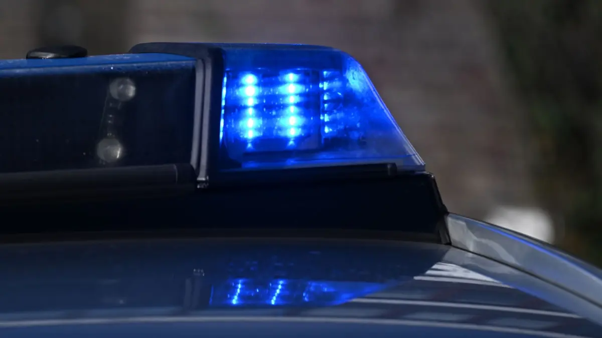 Polizei - Symbolbild: Ein Blaulicht auf einem Polizeifahrzeug. (zu dpa: «Anklage nach Attacke auf vermeintliches Antifa-Mitglied»)