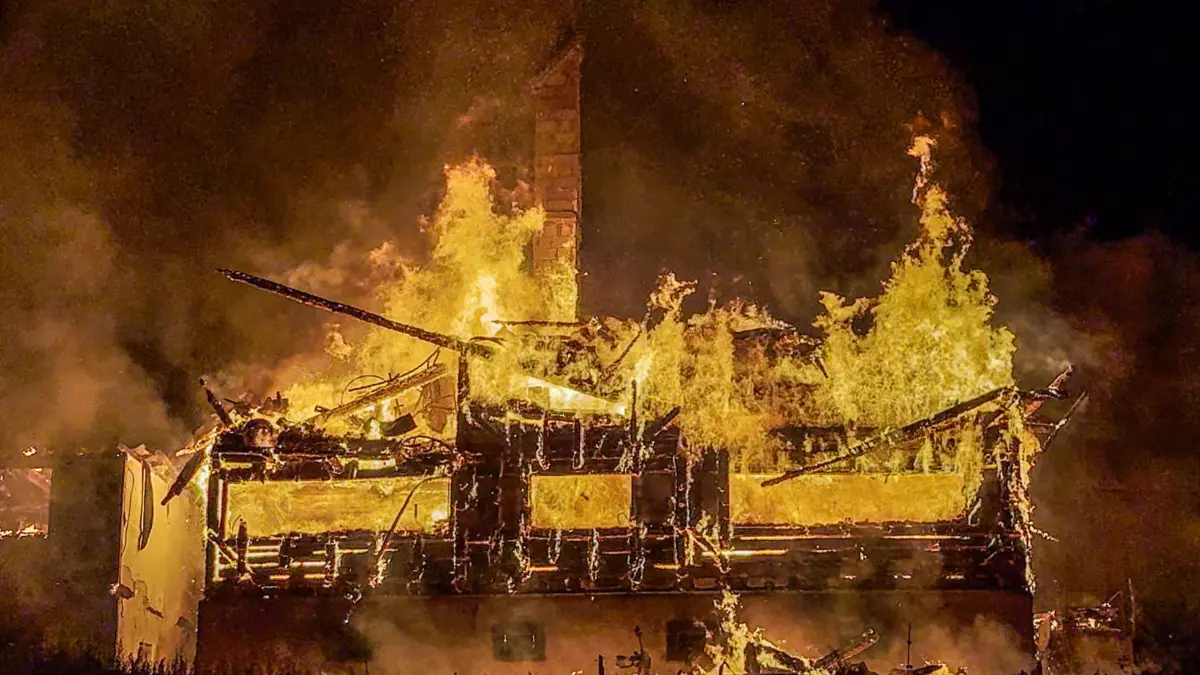 Einsatzkräfte bekämpfen in der Nacht auf Montag einen Großbrand in Gutach.