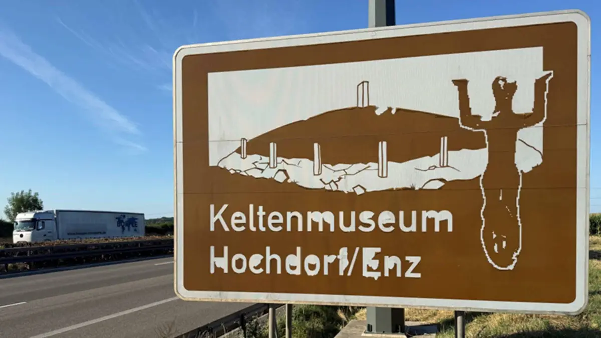 Hinweistafel an der Autobahn A81 auf die touristische Sehenswürdigkeit Ausflugsziel Keltenmuseum in Hochdorf, Fotograf Carsten Willing, Bürgermeister Gemeinde Eberdingen