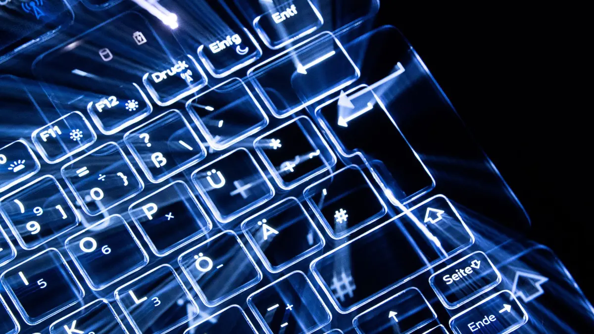 IT-Sicherheit: ILLUSTRATION - Tasten einer beleuchteten Tastatur. (Aufnahme mit Zoomeffekt). (zu dpa: «Potsdams Online-Dienste nach Sperrung wieder verfügbar»)