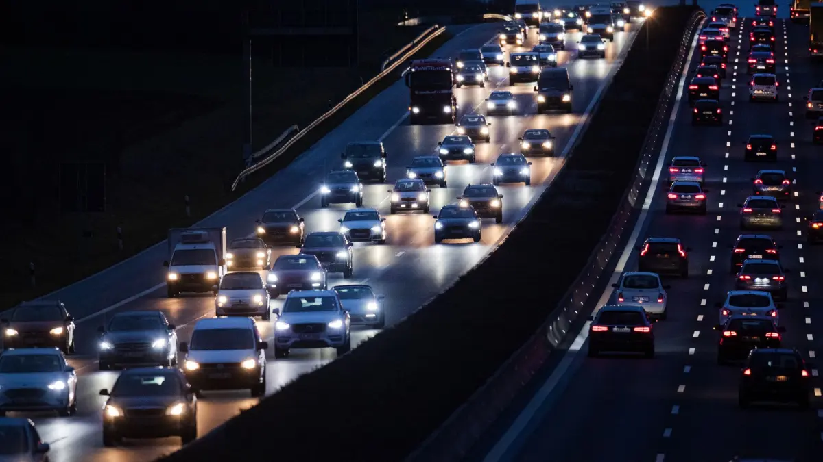 Stockender Verkehr auf der A81: ARCHIV - 20.12.2019, Baden-Württemberg, Stuttgart: Viele Autos fahren auf der A81 zwischen Stuttgart und Ludwigsburg. (zu dpa: «Unfall im Engelbergtunnel: Zehn Kilometer Stau auf der A81») Foto: Tom Weller/dpa +++ dpa-Bildfunk +++