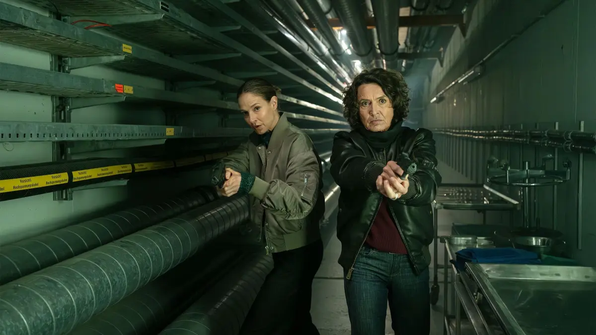 TV-Ausblick ARD - „Tatort: Explosive Mischung“: Lena Odenthal (r, Ulrike Folkerts) und Johanna Stern (Lisa Bitter) ermitteln in einem Fall, der im Lauf eines einzigen Abends eskaliert. Der Tatort «Explosive Mischung» läuft am 04.10.2026 in der ARD. (zu dpa: «Eine Stadt wird zum Pulverfass - düsterer Odenthal-«Tatort»»)