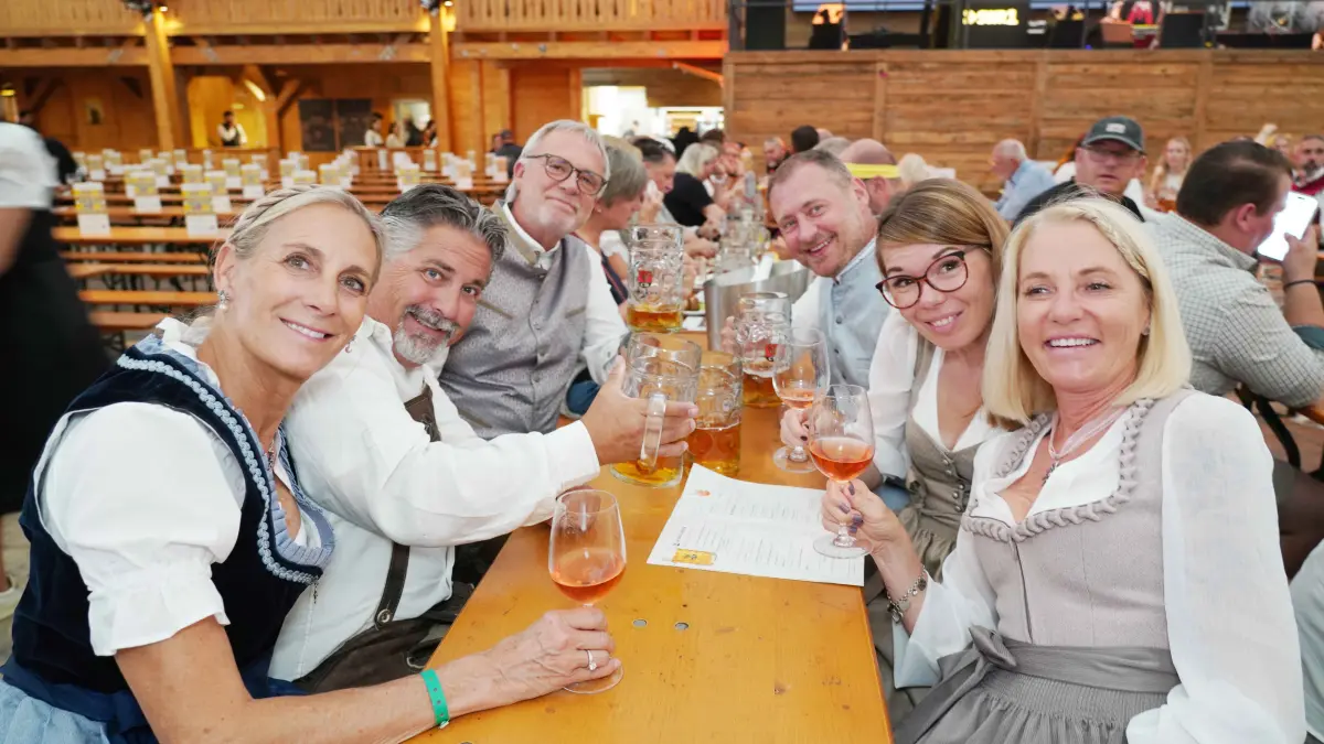 Stuttgarter Volksfest Maedelsabend und Herrenhort im Fest Dinkelacker Wellers Klaus und Klaus . Foto Andreas Rosar Fotoagentur-Stuttgart 28.09.2026
