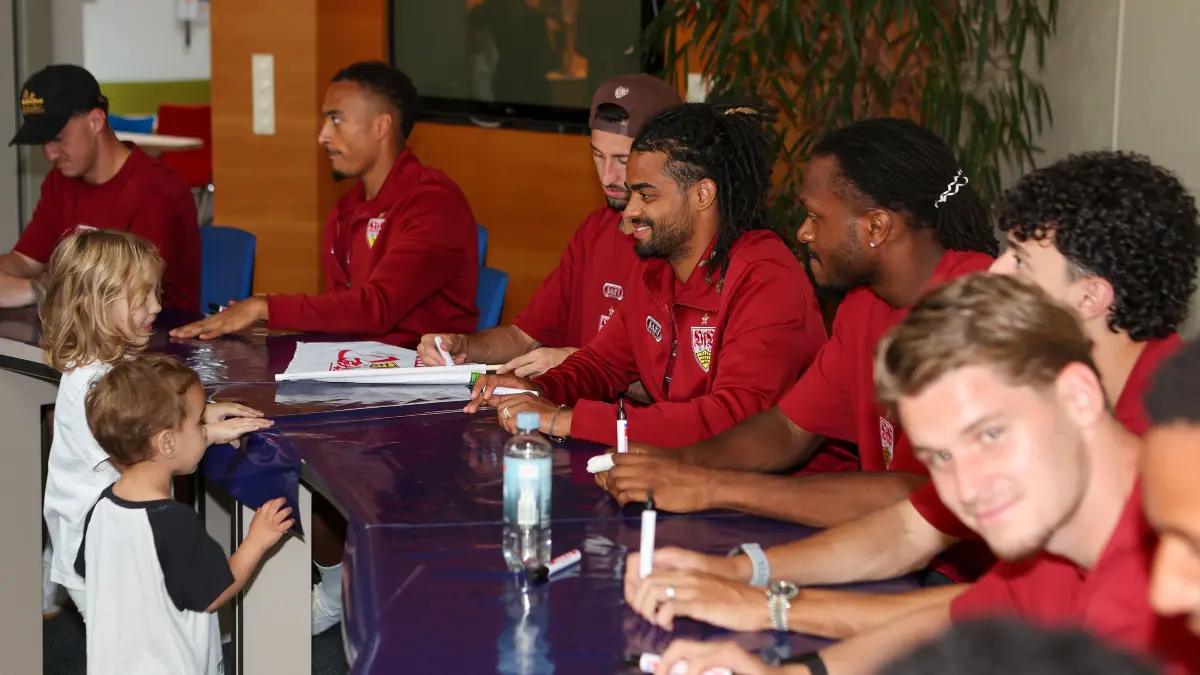 Die VfB-Profis schreiben Autogramme in der Nachsorgeklinik in Tannheim