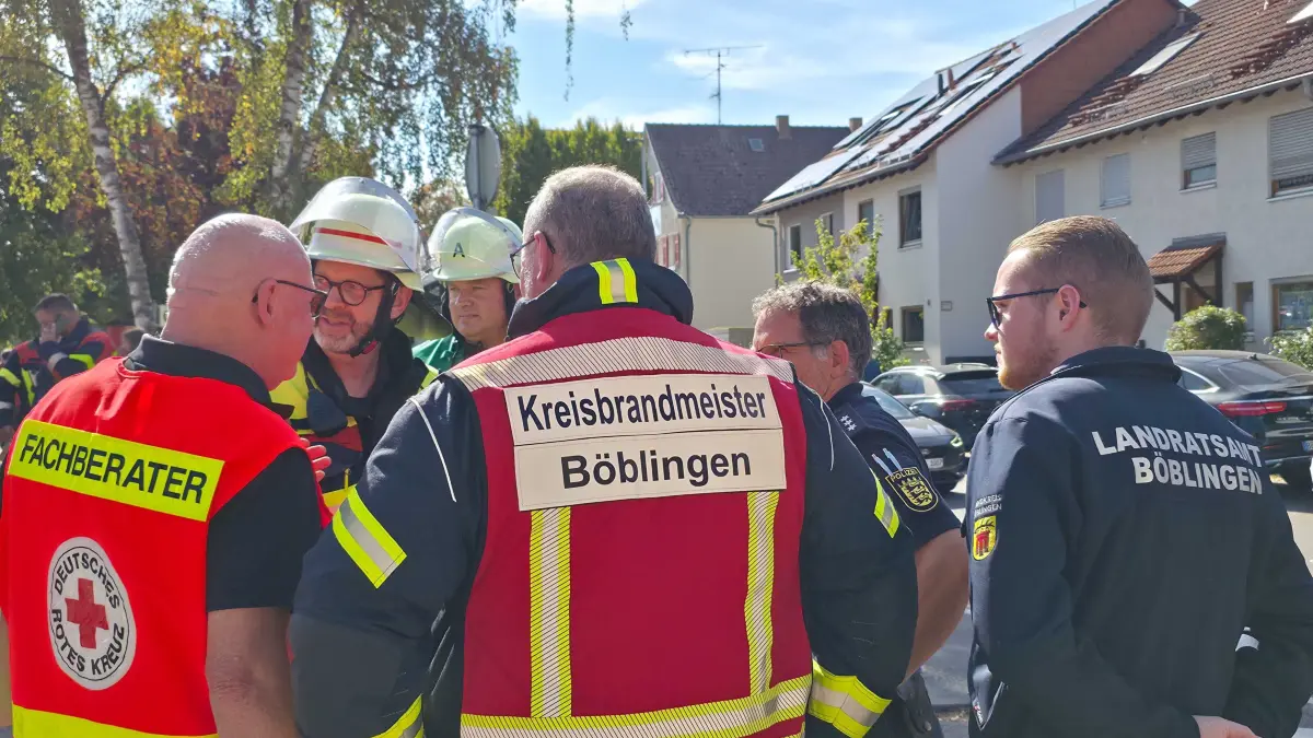 Weil der Stadt: PowerBank faengt Feuer - Schule evakuiert:
<br />
Am Dienstagmittag kam es in der Heinrich-Steinhoevel-Schule in Weil der Stadt zu einem Feuerwehreinsatz. Nach ersten Informationen der Feuerwehr geriet in einem Klassenzimmer eine Powerbank in Brand. In der Folge kam es zu einer starken Rauchentwicklung.<br />
<br />
Die Rektorin der Schule reagierte umgehend und liess das gesamte Schulgebaeude vorsorglich raeumen. Zum Zeitpunkt des Brandes befanden sich rund 500 Personen in der Schule. Durch das schnelle und umsichtige Handeln der Schulleitung konnte das Gebaeude zuegig geraeumt werden.<br />
Die alarmierte Feuerwehr konnte den Brand schnell unter Kontrolle bringen. Anschliessend wurde das gesamte Gebaeude umfangreich belueftet, um den entstandenen Brandrauch aus den Raeumlichkeiten zu entfernen.<br />
Feuerwehr und Rettungsdienst waren mit einem groesseren Kraefteaufgebot vor Ort. Die Feuerwehr lobte insbesondere das umsichtige und zuegige Handeln der Rektorin bei der Raeumung der Schule.<br />
Das vom Brand betroffene Klassenzimmer sowie ein angrenzender Raum bleiben bis auf Weiteres gesperrt. Nach ersten Informationen wurde niemand verletzt.<br />
Die genaue Ursache fuer den Brand der Powerbank ist derzeit noch Gegenstand der weiteren Ermittlungen.