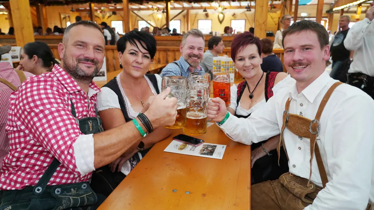 Stuttgarter Volksfest Maedelsabend und Herrenhort im Fest Dinkelacker Wellers Klaus und Klaus . Foto Andreas Rosar Fotoagentur-Stuttgart 28.09.2026