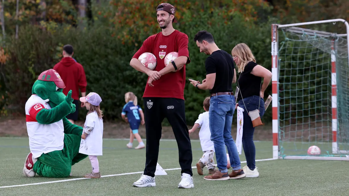 VfB Stuttgart Nachsorgeklink Tannheim: BAU // Deutschland, 29.09.2026, Tannheim, VfB Stuttgart zu Besuch in der Nachsorgeklink Tannheim, Atakan Karazor (vorn)